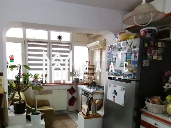 Apartament 3 camere I Decomandat I Zona Vasile Aaron - foto 3