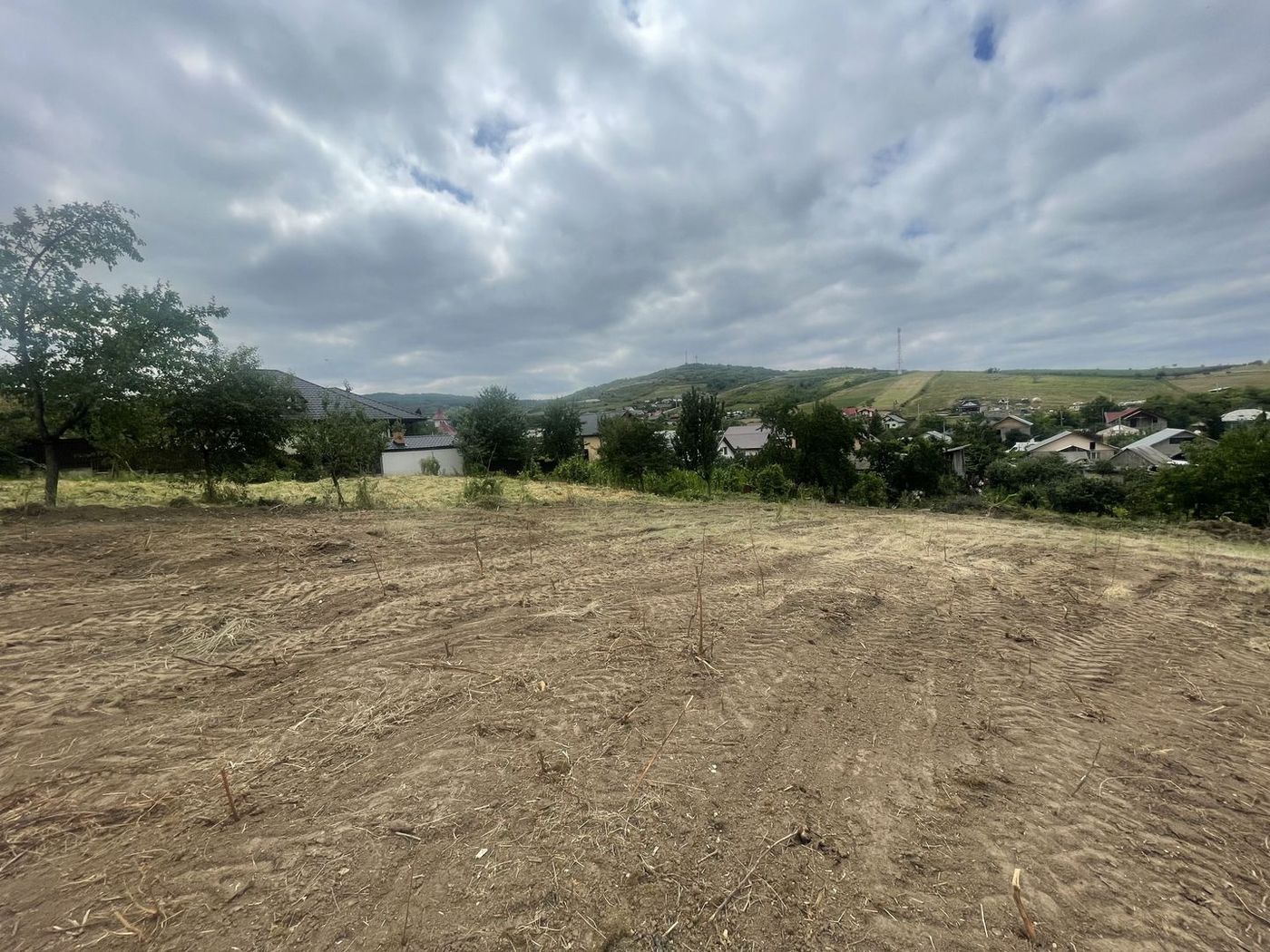 Iasi - Tomesti 3600mp intravilan intre case zona linistita + utilități - foto 3