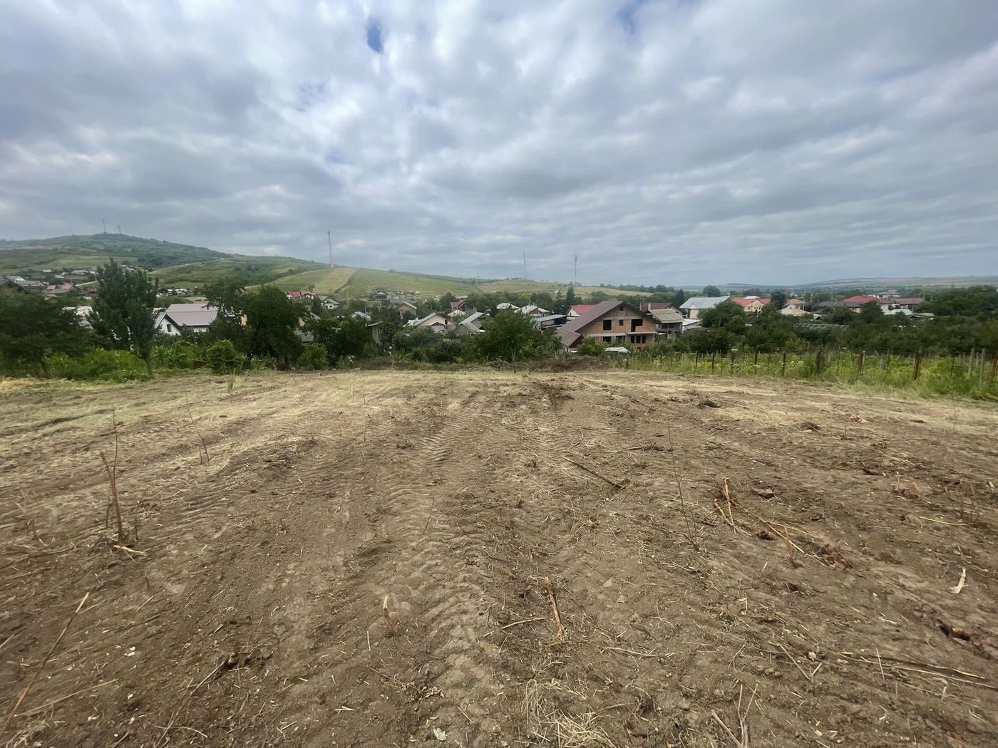 Iasi - Tomesti 3600mp intravilan intre case zona linistita + utilități - foto 4