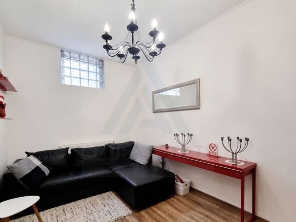 Apartament 2 camere 50 mp utili parter la curte zona Centrul Istoric - Imagine principala