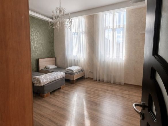 Apartament 2 camere 50 mp utili parter la curte zona Centrul Istoric - foto 2