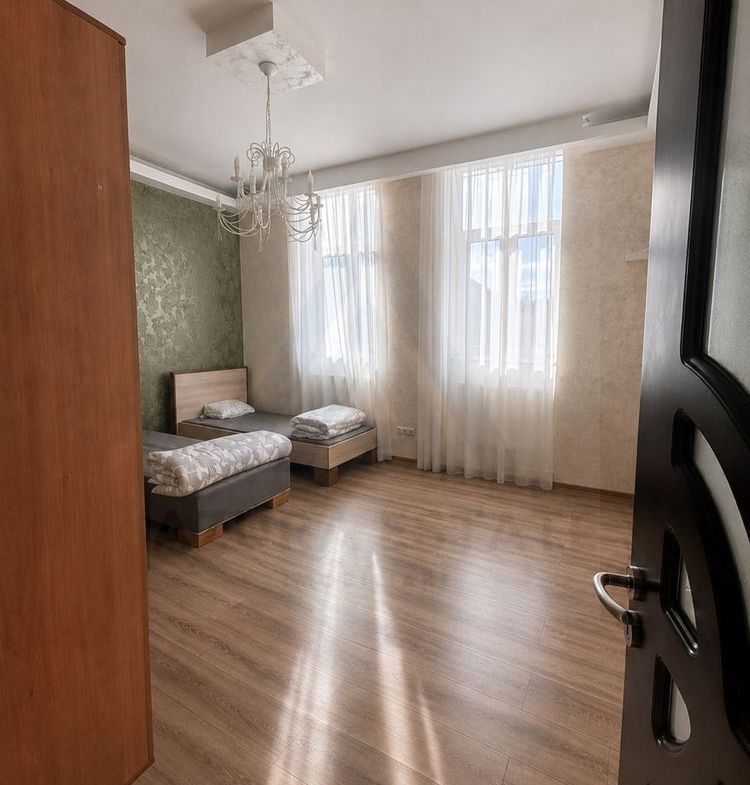 Apartament 2 camere 50 mp utili parter la curte zona Centrul Istoric - foto 2