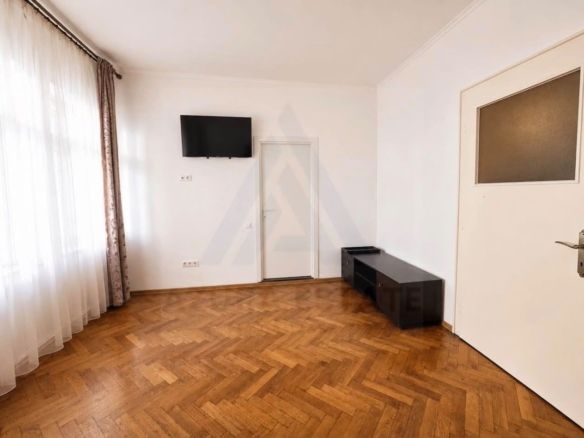 Apartament 2 camere 61 mp utili parter 2 bai 2 pivnite Centrul Istoric - foto 3