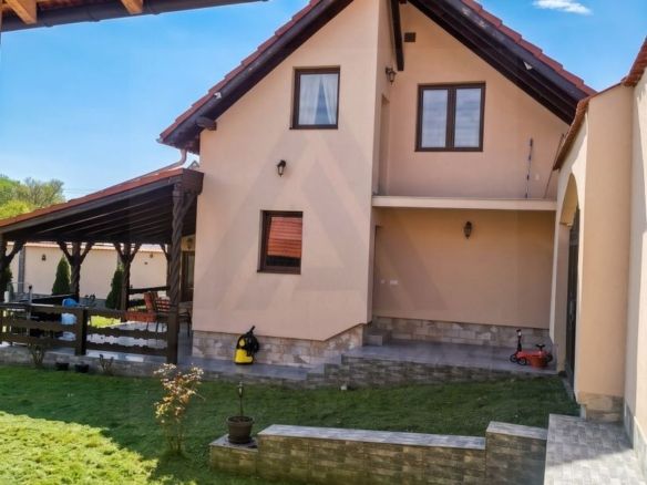 Casa individuala cu garaj 60 mp si teren+gradina 2650 mp in Porumbacu - Imagine principala