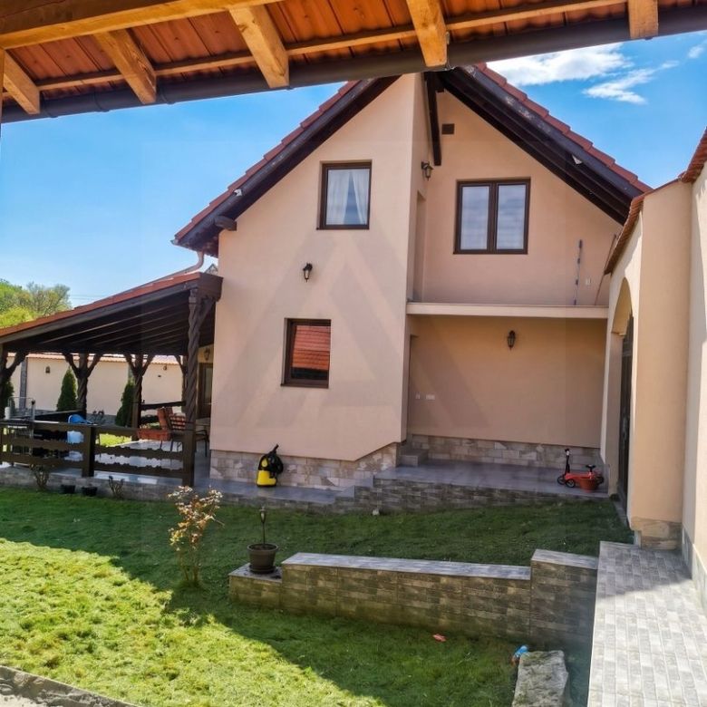 Casa individuala cu garaj 60 mp si teren+gradina 2650 mp in Porumbacu - Imagine principala