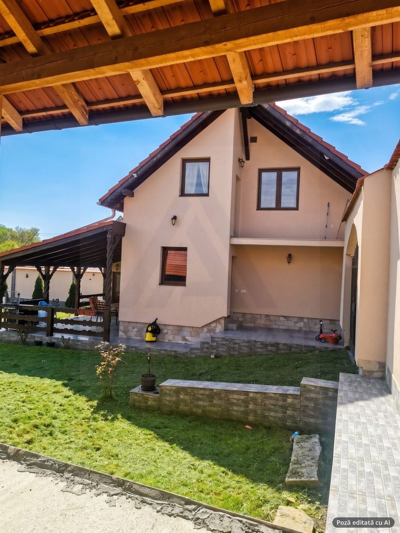 Casa individuala cu garaj 60 mp si teren+gradina 2650 mp in Porumbacu - Imagine principala