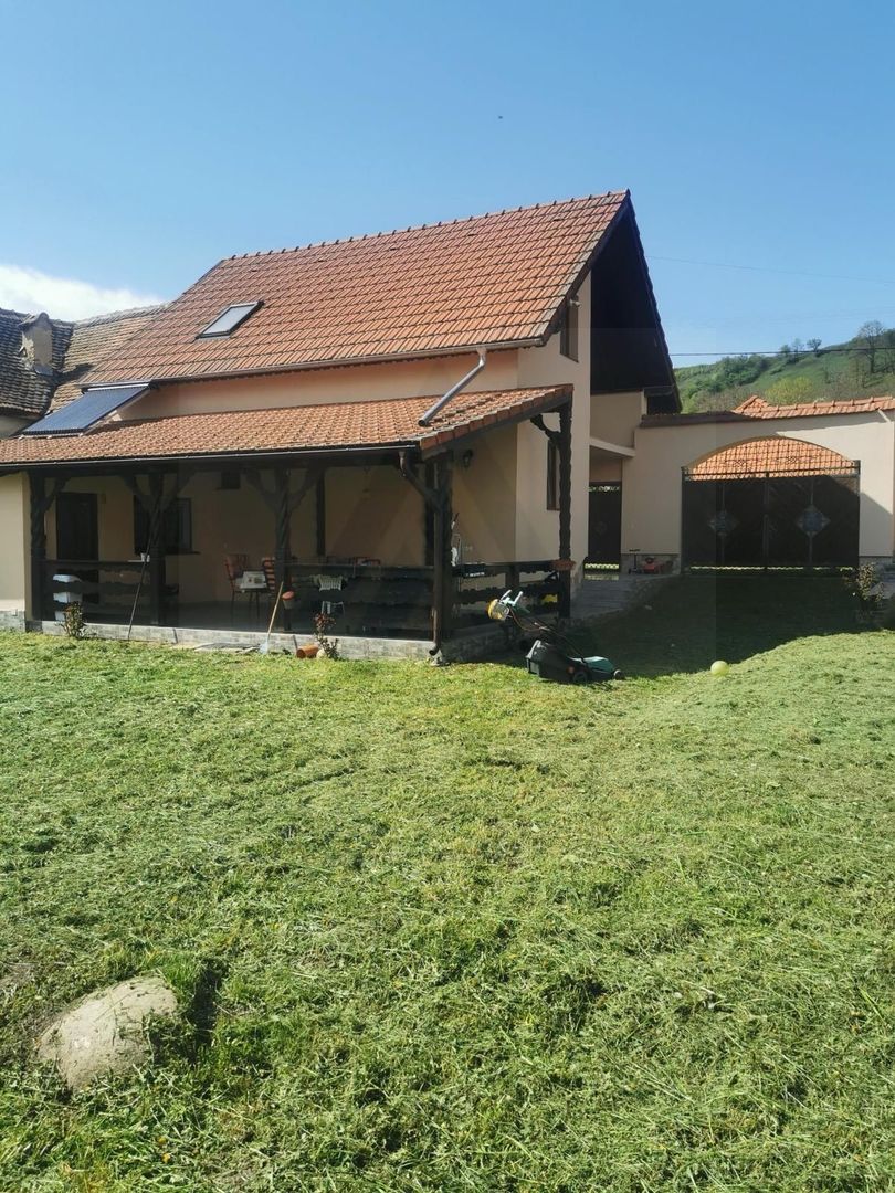 Casa individuala cu garaj 60 mp si teren+gradina 2650 mp in Porumbacu - foto 6
