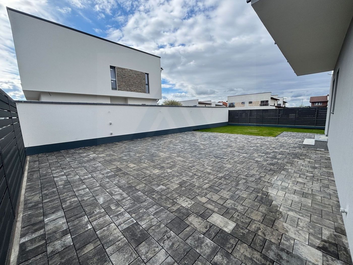 Casa 4 camere finisata la cheie cu teren 220 mp in Selimbar - foto 2