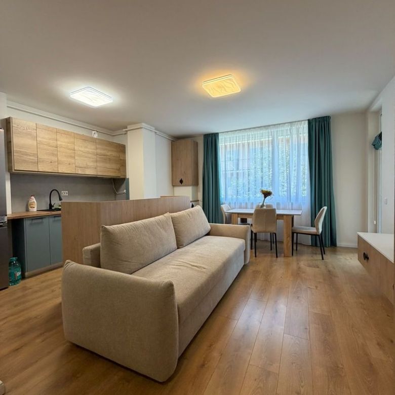 Apartament 3 camere, 2 bai, balcon, etaj intermediar, parcare - Imagine principala
