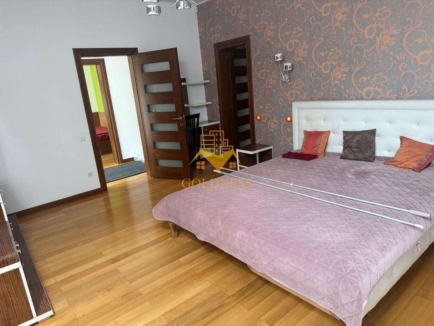 Casa individuala 5 camere zona centrala , 210 mp si garaj propriu! - foto 5 Casa individuala 5 camere zona centrala , 210 mp si garaj propriu! - foto 5