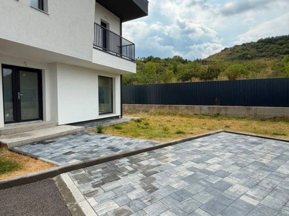 Triplex 4 camere DECOMANDATE, 112 mp utili, 184 mp curte, Urusagului - Imagine principala