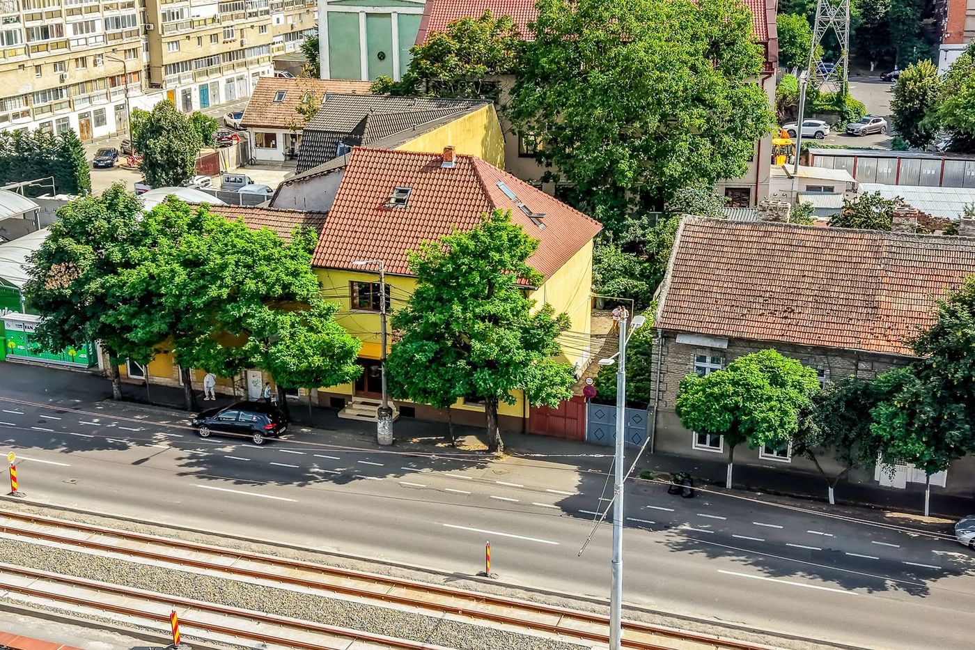 Imobil versatil D+P+E+M | Arteră principală Arad | Curte cu acces auto - foto 2
