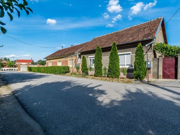 Casa 3 camere, bucatarie si baie, in zona centrala din Chisineu-Cris - Imagine principala