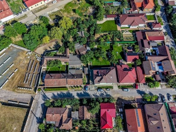 Casa 3 camere, bucatarie si baie, in zona centrala din Chisineu-Cris - foto 2