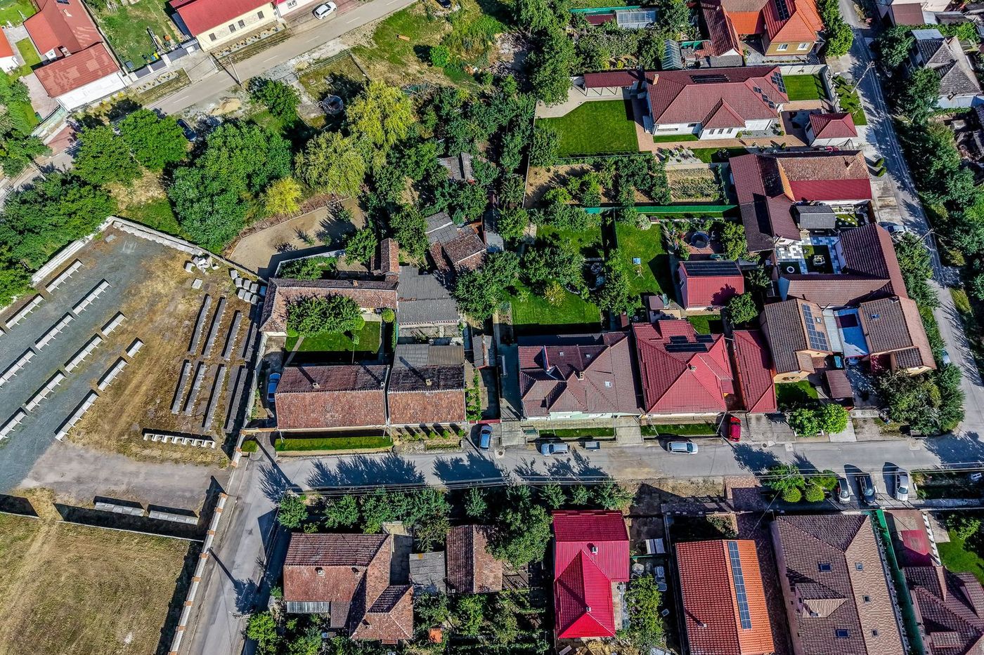 Casa 3 camere, bucatarie si baie, in zona centrala din Chisineu-Cris - foto 2