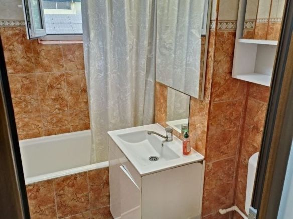 DE inchiriat apartament cu 3 camere, General. etaj 2, 450 euro - foto 3