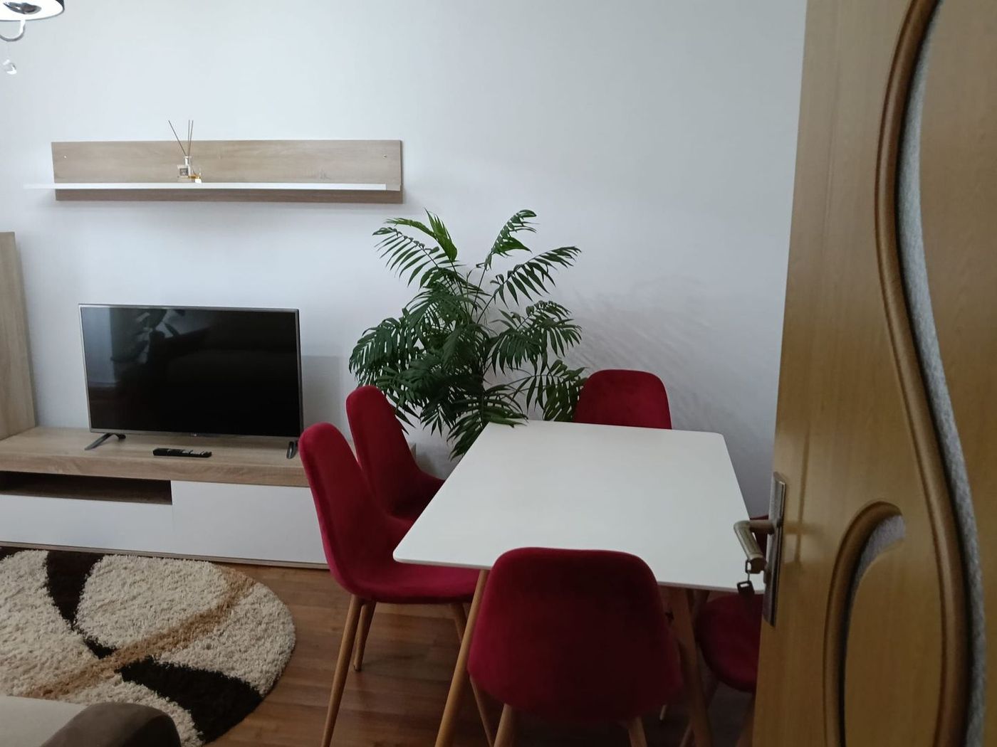 De inchiriat apartament spatios cu vedere la Dunare , etaj 5, 500 euro - Imagine principala