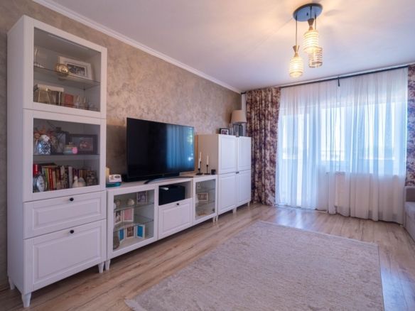 Apartament 5 camere Vlaicu – Renovat, 2 băi, centrală proprie - foto 2