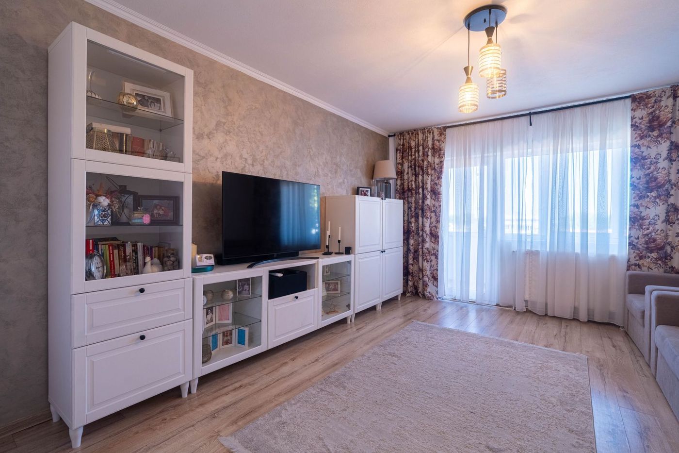 Apartament 5 camere Vlaicu – Renovat, 2 băi, centrală proprie - foto 2