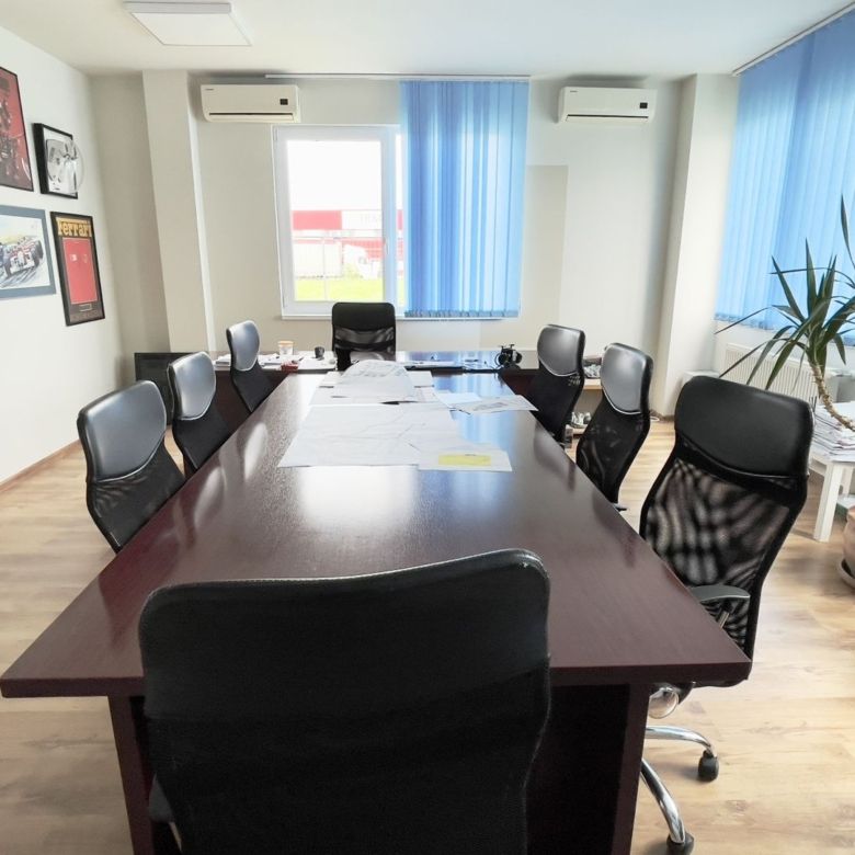 Clădire de birouri cu 12 parcări în incintă privată, UTA2, Arad - Imagine principala