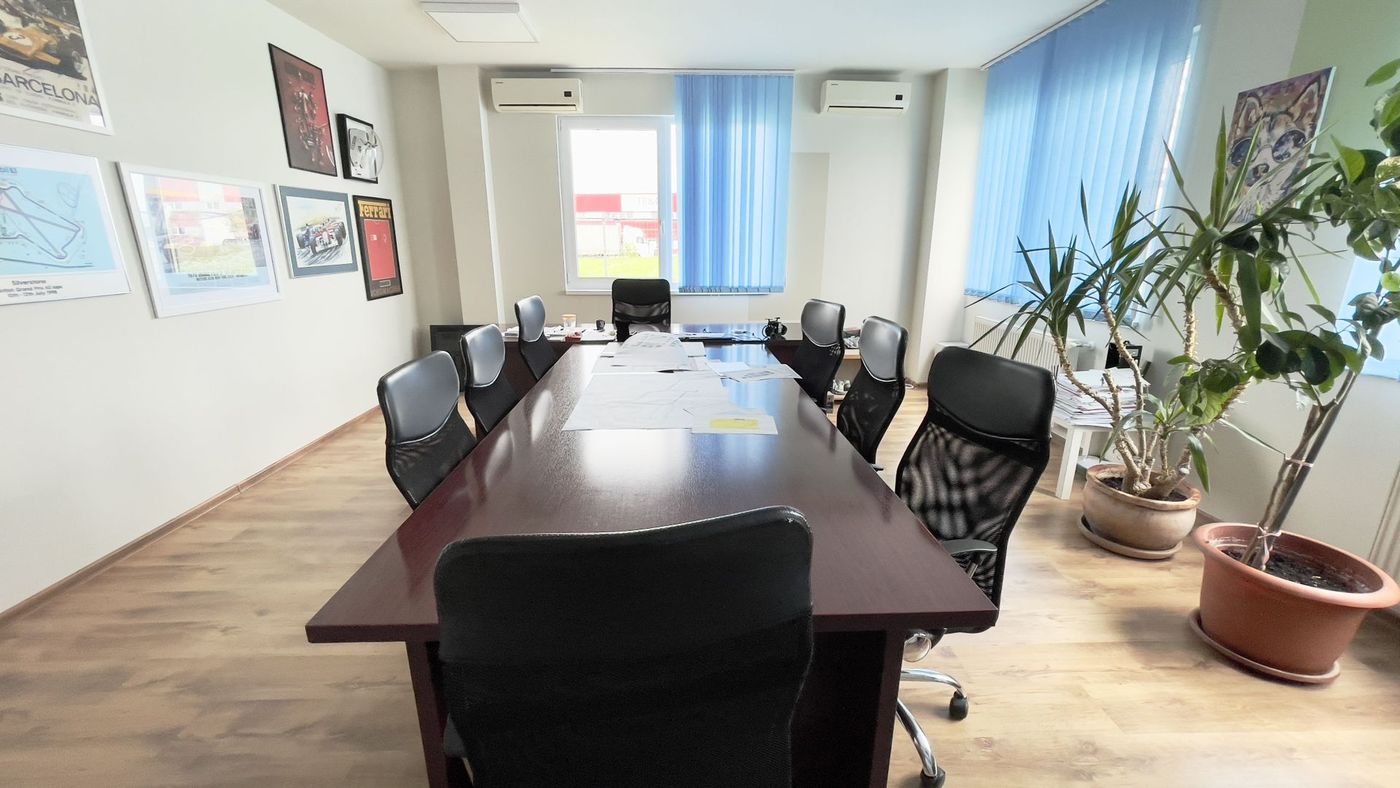Clădire de birouri cu 12 parcări în incintă privată, UTA2, Arad - Imagine principala