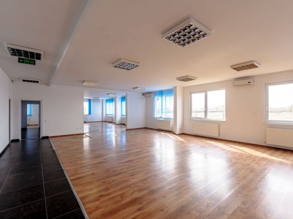 Clădire de birouri cu 12 parcări în incintă privată, UTA2, Arad - foto 2