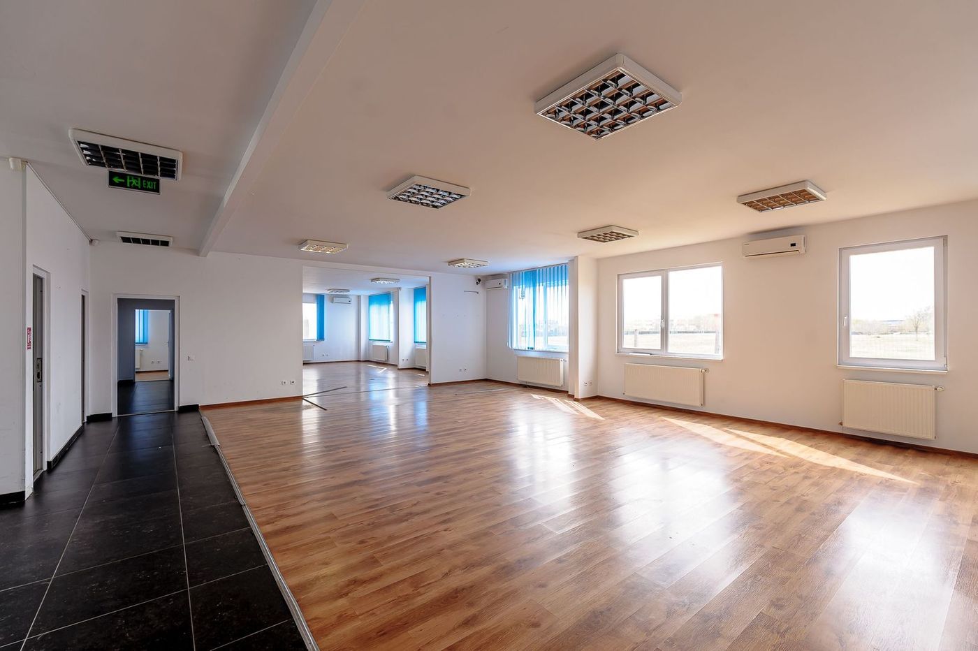 Clădire de birouri cu 12 parcări în incintă privată, UTA2, Arad - foto 2