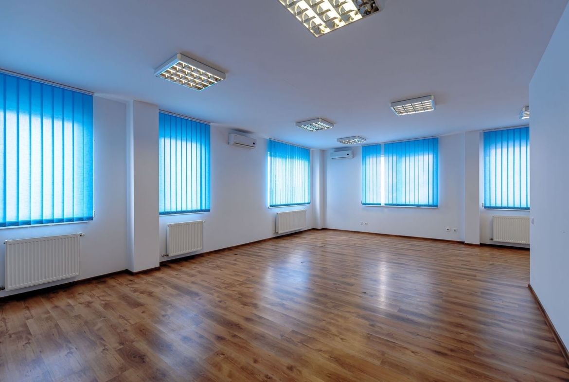 Clădire de birouri cu 12 parcări în incintă privată, UTA2, Arad - foto 5