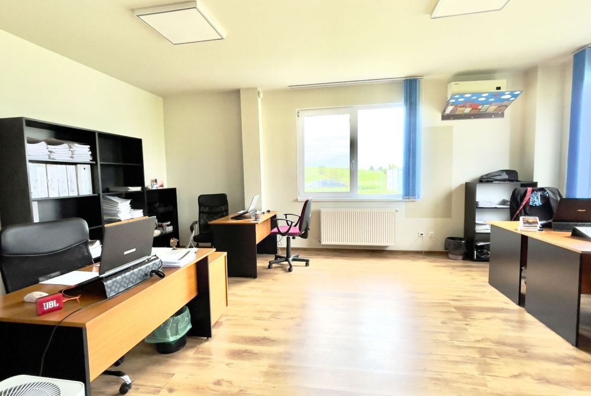 Clădire de birouri cu 12 parcări în incintă privată, UTA2, Arad - foto 7