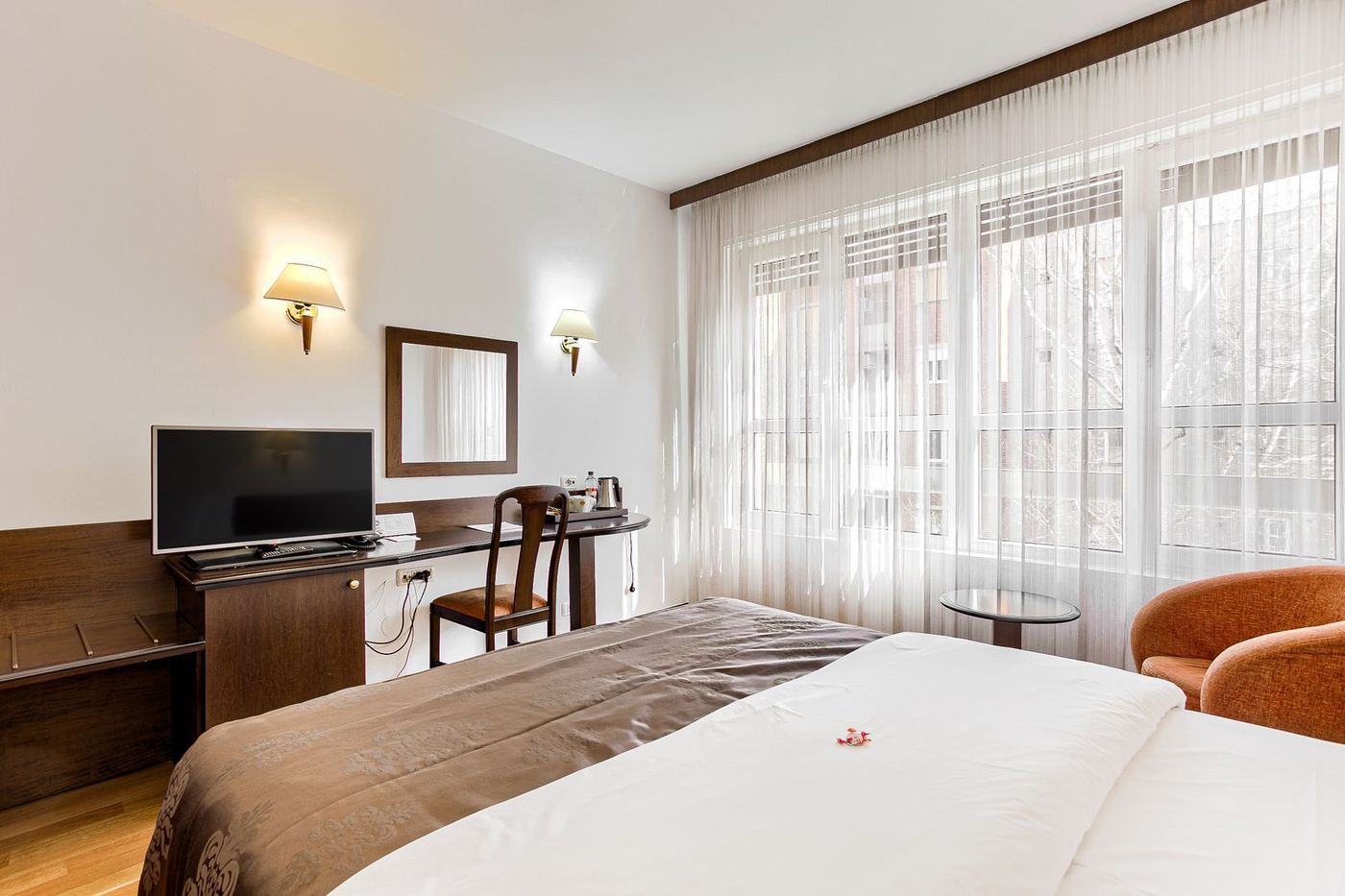 Oportunitate de investiție: Hotel Best Western de 4 stele Arad - Român - foto 4