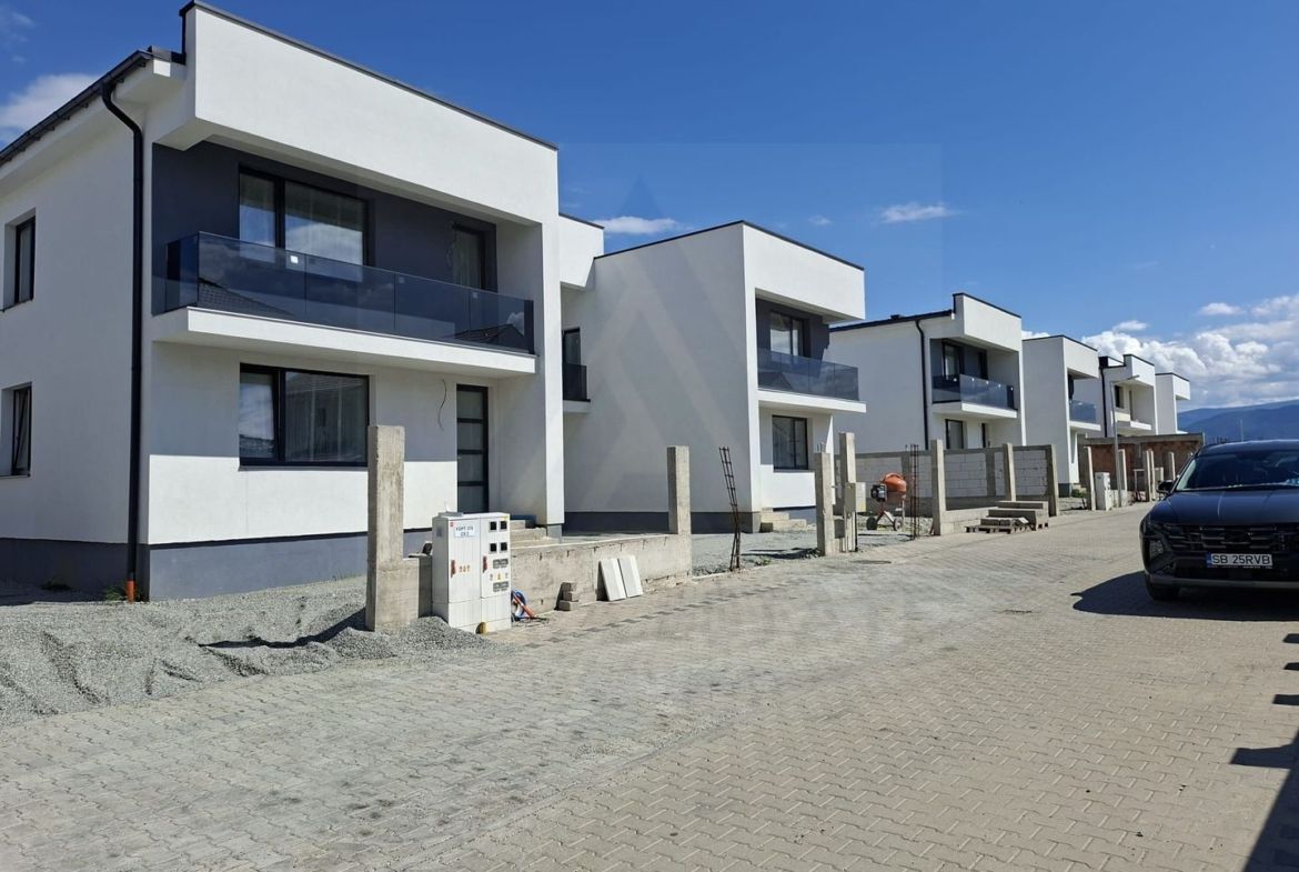Casa moderna 3 camere 2 bai si curte 170 mp in zona Arhitectilor - foto 2
