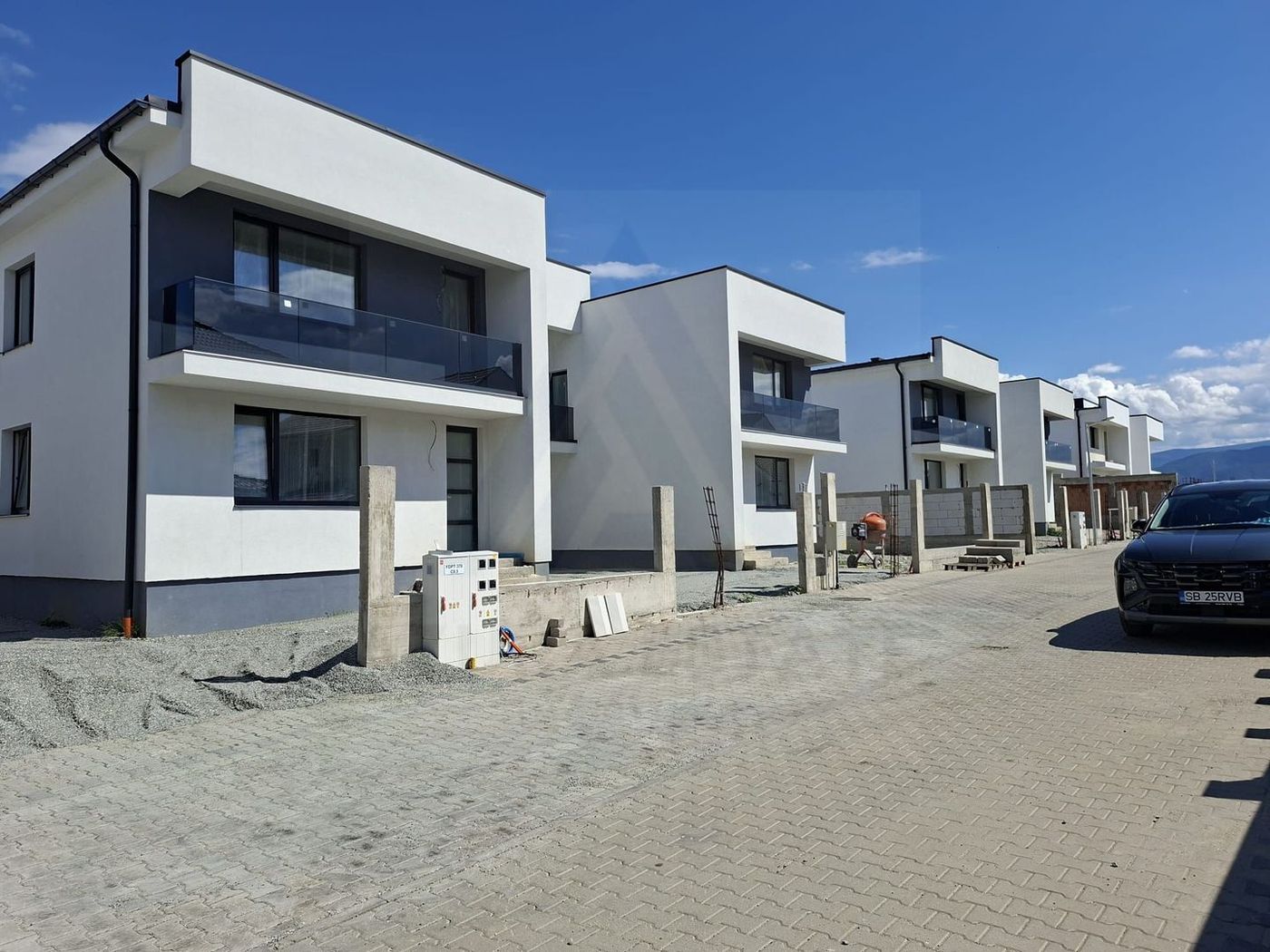 Casa moderna 3 camere 2 bai si curte 170 mp in zona Arhitectilor - foto 2