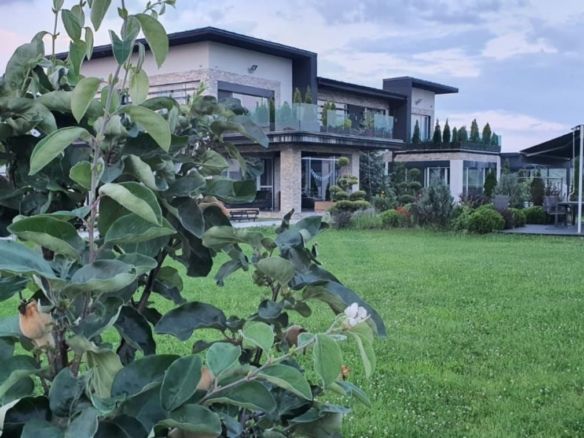 Vila ultrafinisata 550 mp utili si 2000 mp teren amenajat in Sibiu - Imagine principala