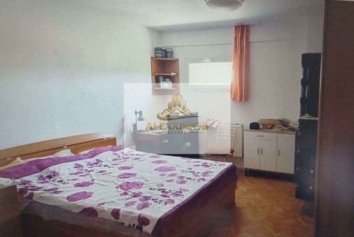 Casa de Vanzare - 2 corpuri independente (10 camere) - Rahova - foto 6
