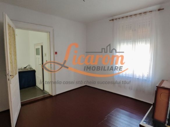 Blumana Proprietate singur in curte,2 corpuri de casa, fara amenajari - Imagine principala