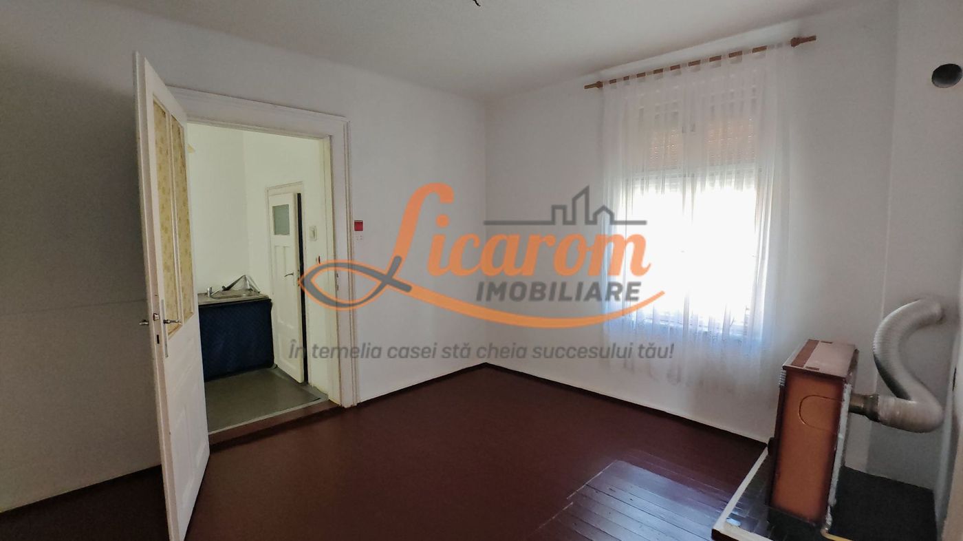 Blumana Proprietate singur in curte,2 corpuri de casa, fara amenajari - Imagine principala