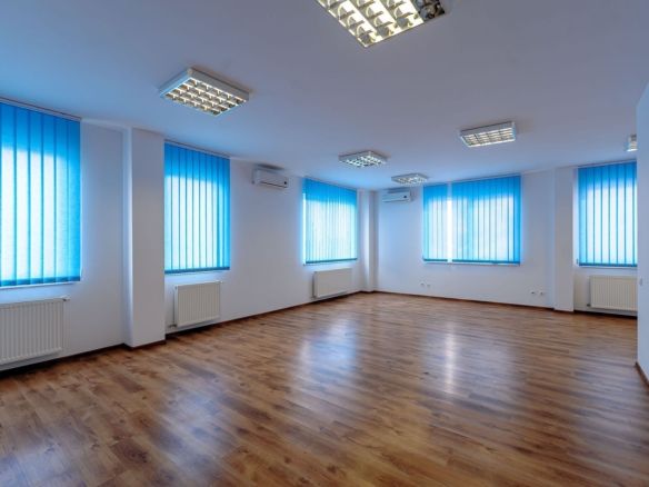 Cladire birouri - spațiu comercial cu parcări în incintă privată - foto 2