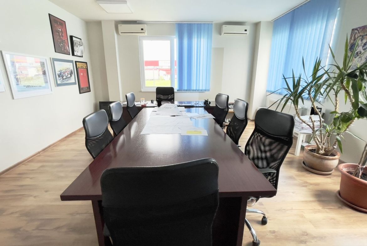Cladire birouri - spațiu comercial cu parcări în incintă privată - foto 4