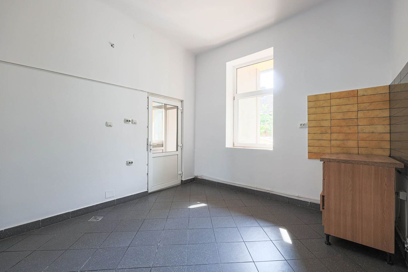 Spațiu comercial de vânzare în zona Centrală,  str Șaguna, Arad - foto 2