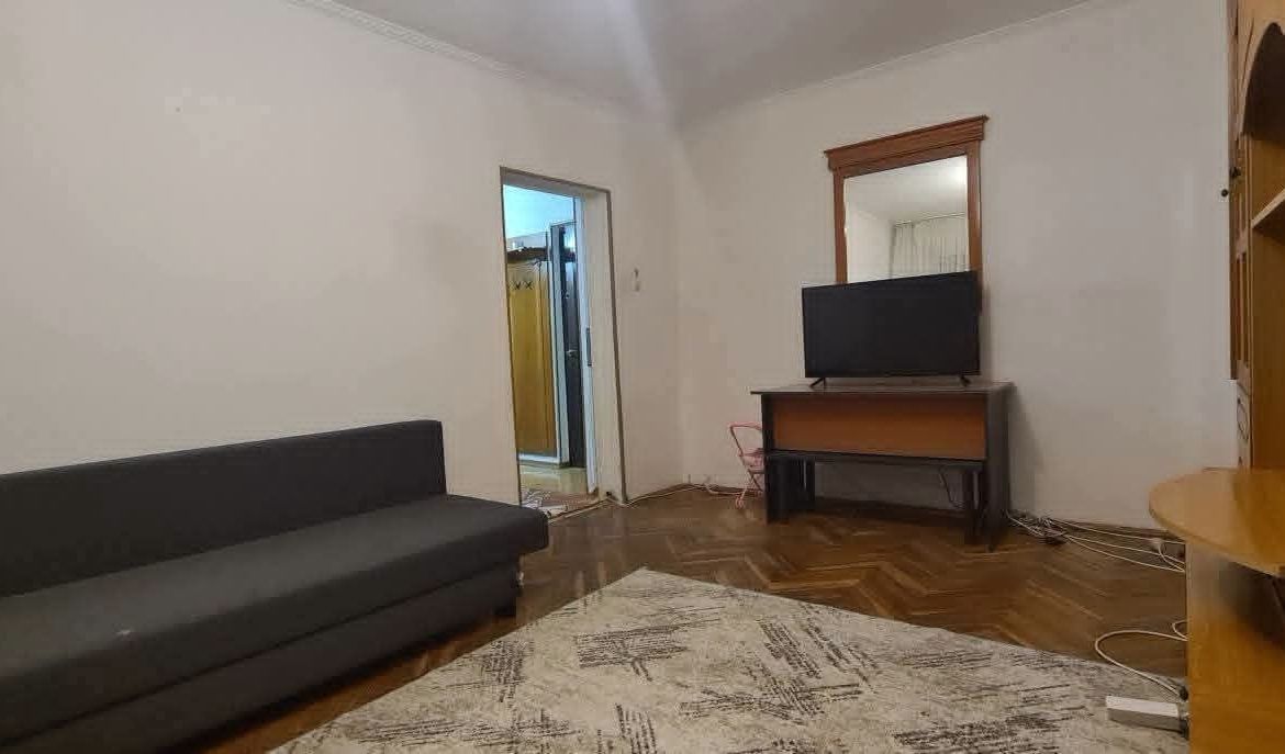 De vanzare apartament cu 2 camere, central, Bloc BR, et. 2, 76.000 euro - Imagine principala