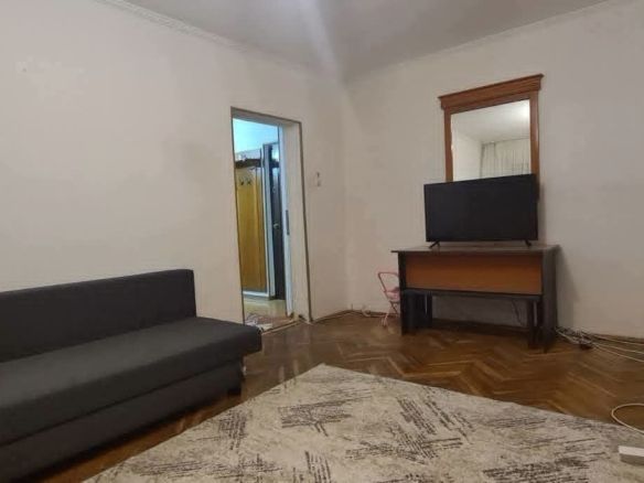 De vanzare apartament cu 2 camere, central, Bloc BR, et. 2, 76.000 euro - Imagine principala