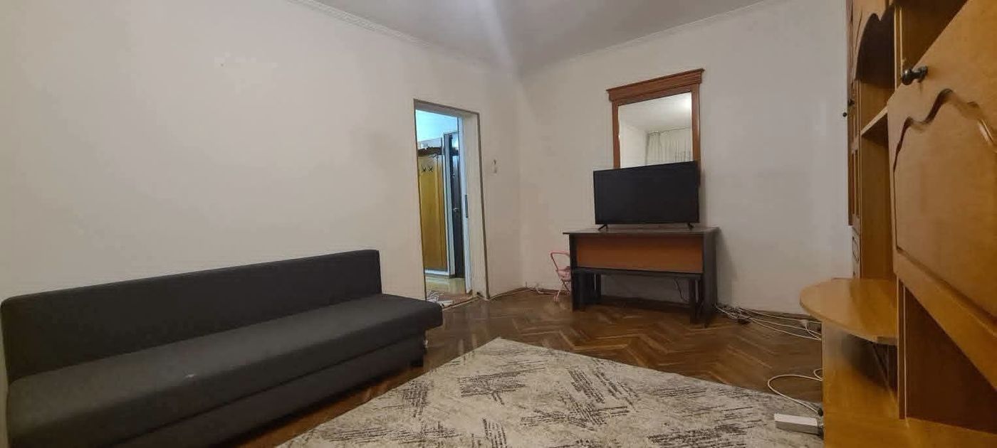 De vanzare apartament cu 2 camere, central, Bloc BR, et. 2, 76.000 euro - Imagine principala
