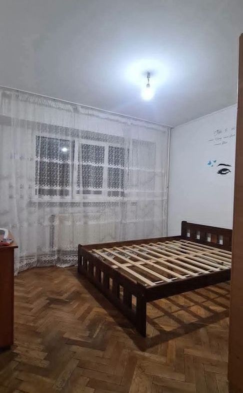 De vanzare apartament cu 2 camere, central, Bloc BR, et. 2, 76.000 euro - foto 3