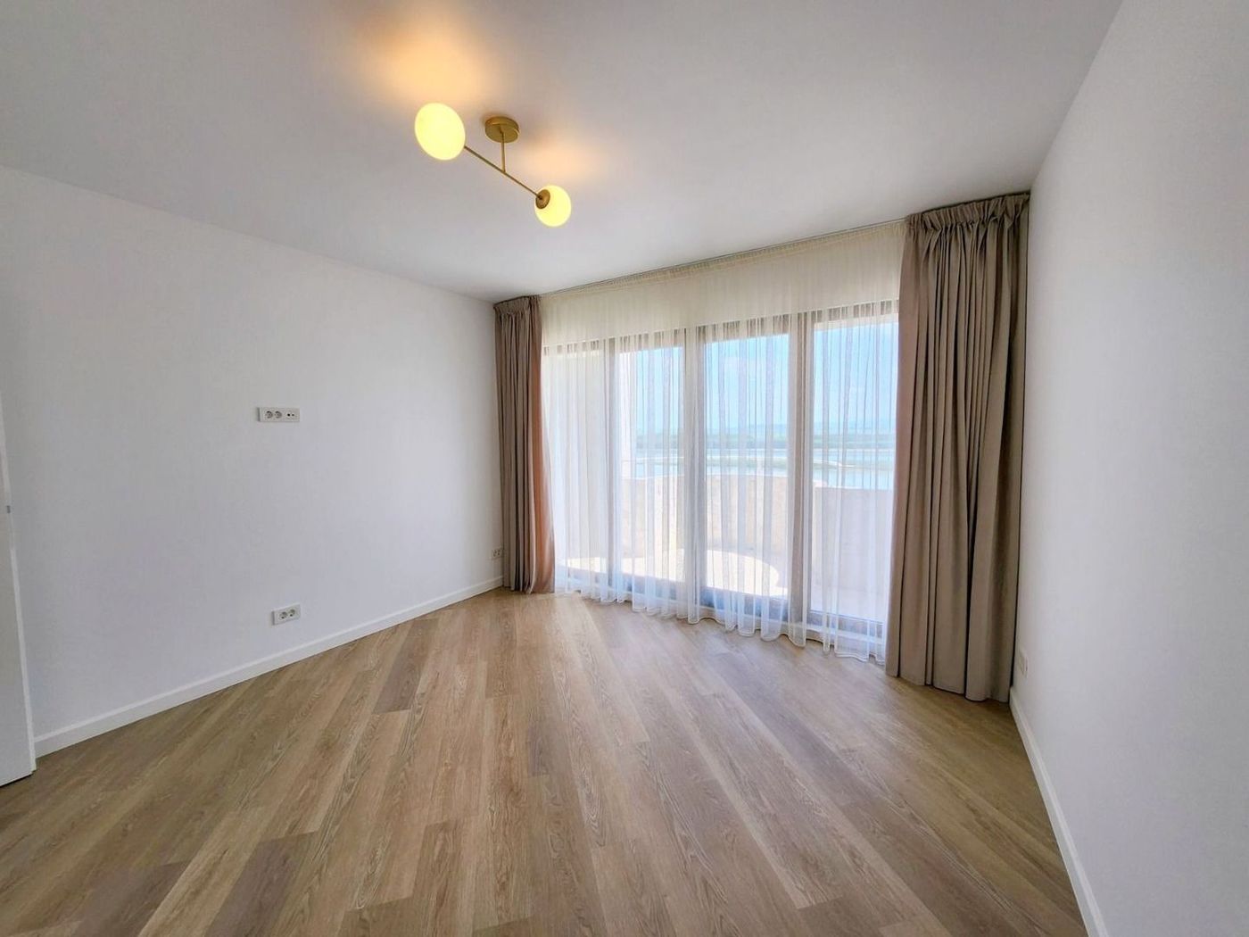 De vanzare apart. 3 camere Faleza , vedere Dunare, 78 mp, renovat premium - Imagine principala