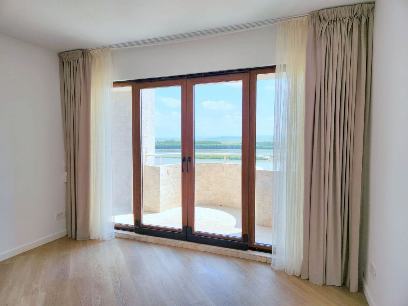 De vanzare apart. 3 camere Faleza , vedere Dunare, 78 mp, renovat premium - foto 2