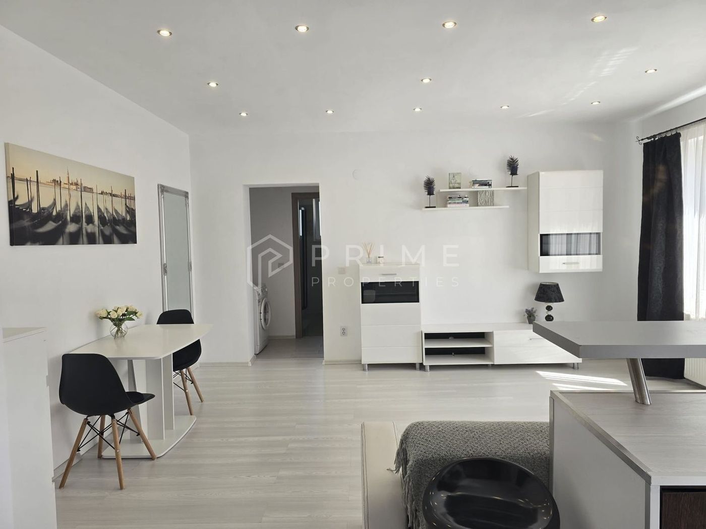 Apartament Modern cu 2 Camere, Curte Privată și Loc de Parcare-Unirii - Imagine principala