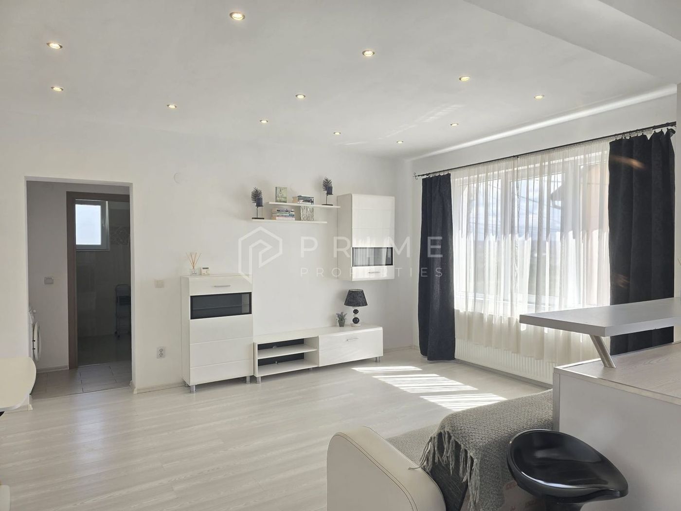 Apartament Modern cu 2 Camere, Curte Privată și Loc de Parcare-Unirii - foto 2