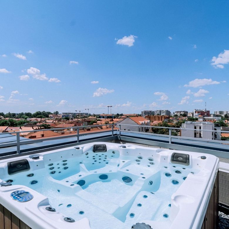 Penthouse 4 camere, ultracentral, Oradea. 800 000 E. Comision 0 - Imagine principala