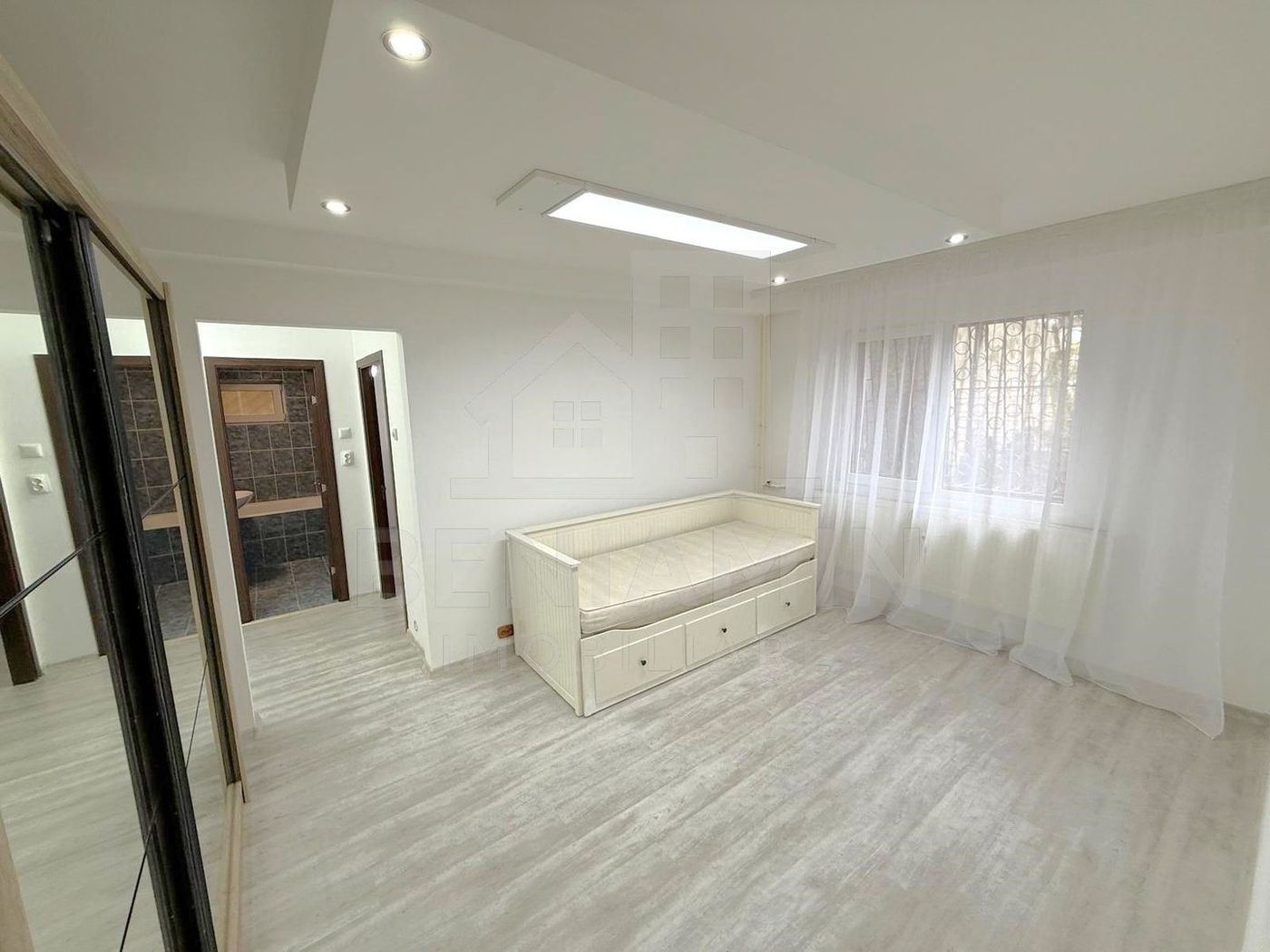 3 Camere-Parter-McDonald's-Renovat-Anvelopat-Mobilat-Zona Excelenta - foto 3