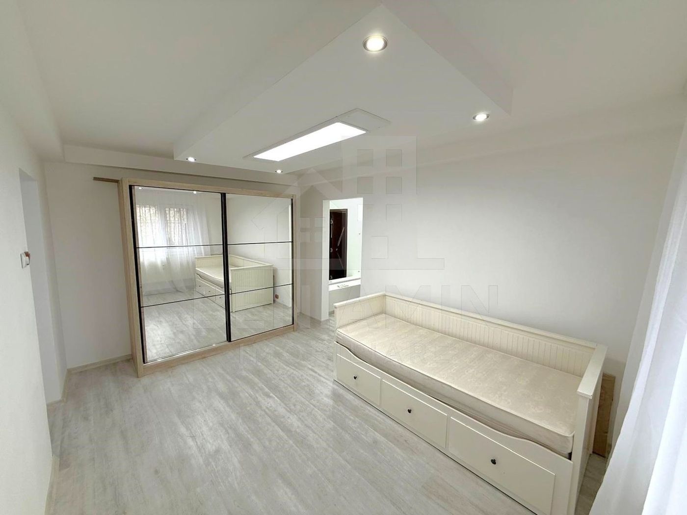 3 Camere-Parter-McDonald's-Renovat-Anvelopat-Mobilat-Zona Excelenta - foto 4